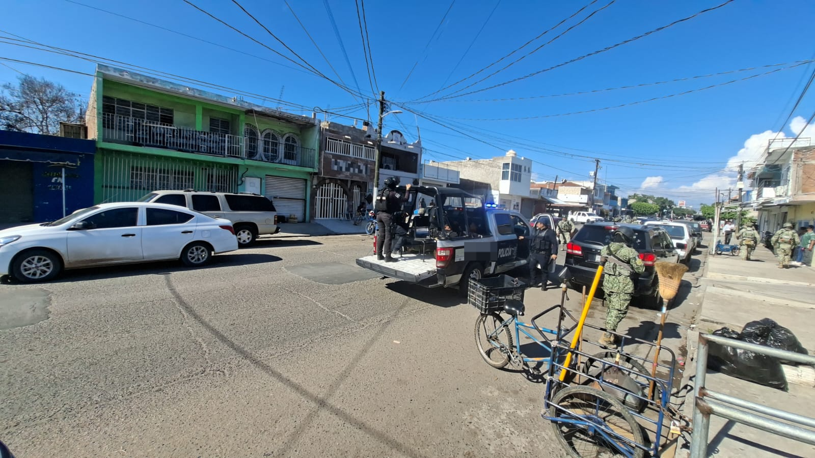 Elementos de la policía municipal y ejercito mexicano realizando operativo