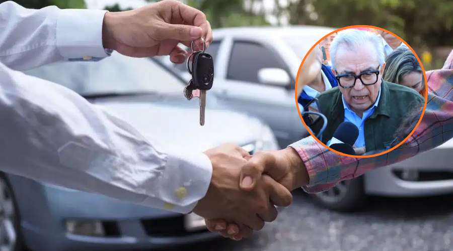En grande dos personas dándose la mano y uno haciendo entrega de llaves