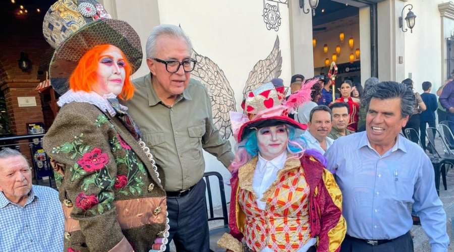 Rubén Rocha Moya disfruta del tradicional Carnaval de Mocorito