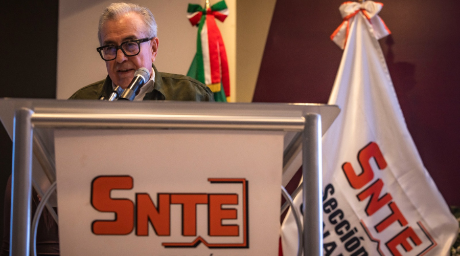 Rubén Rocha Moya entrega bases a trabajadores de la SNTE