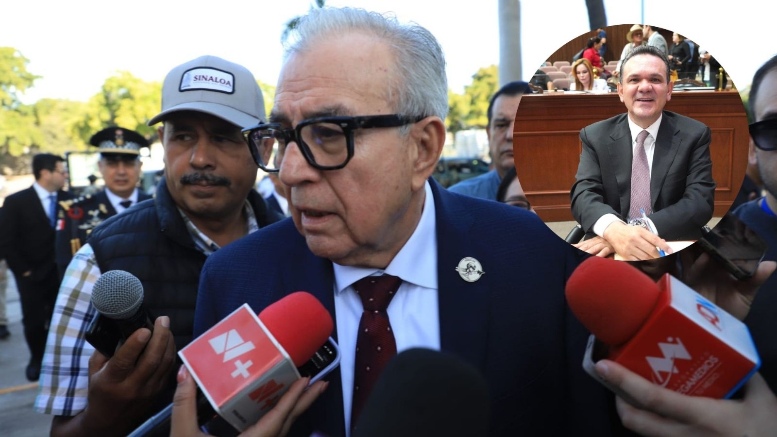 Rubén Rocha Moya hablando a micrófonos de noticieros. Foto de Sergio Torres sobrepuesta