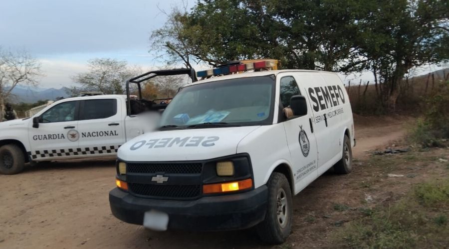 Camioneta de SEMEFO junto a la Guardia Nacional