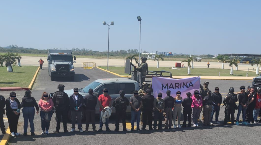 muchas personas detenidas con las manos esposadas
