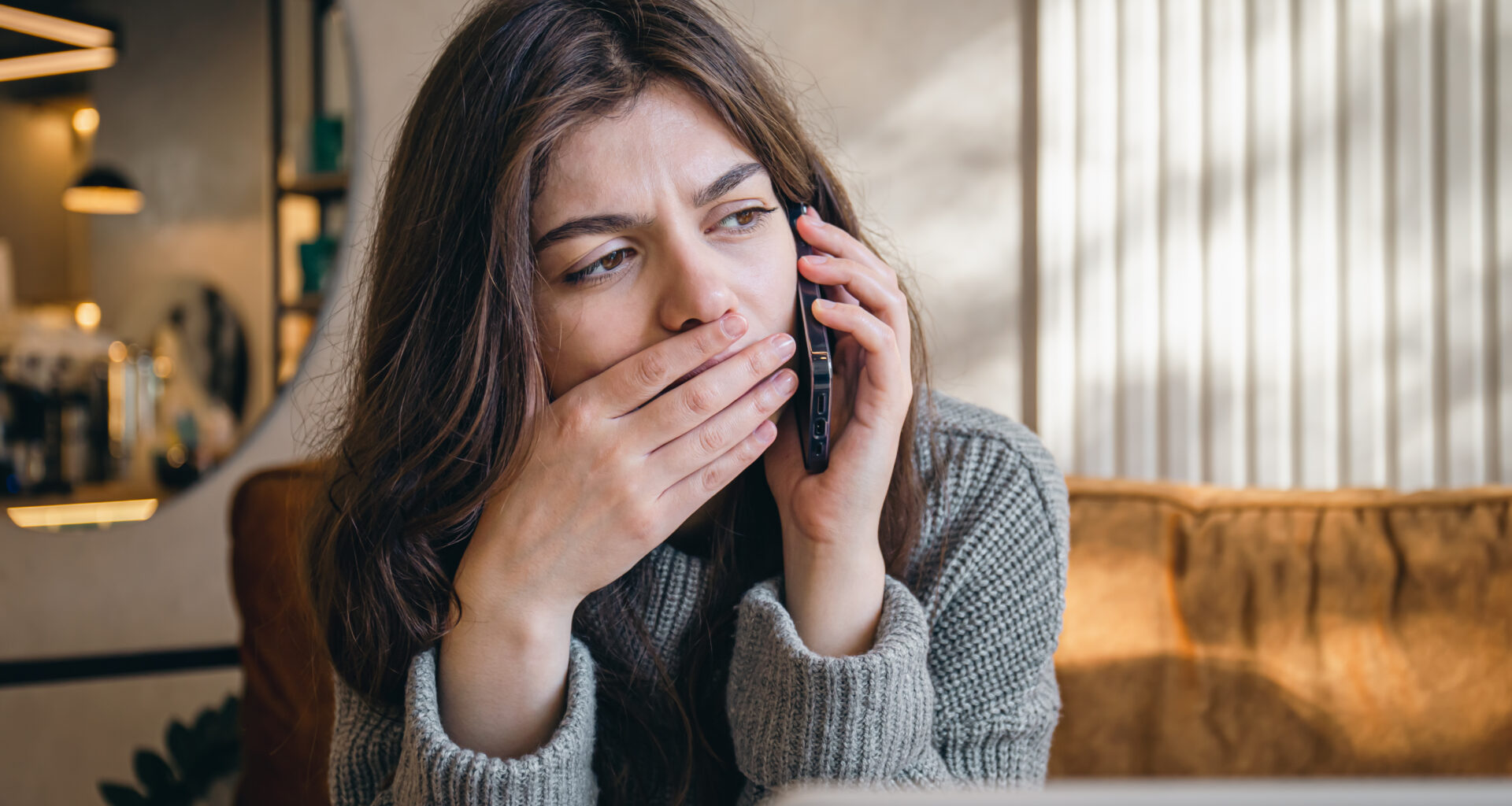Mujer hablando por teléfono con una expresión de preocupación