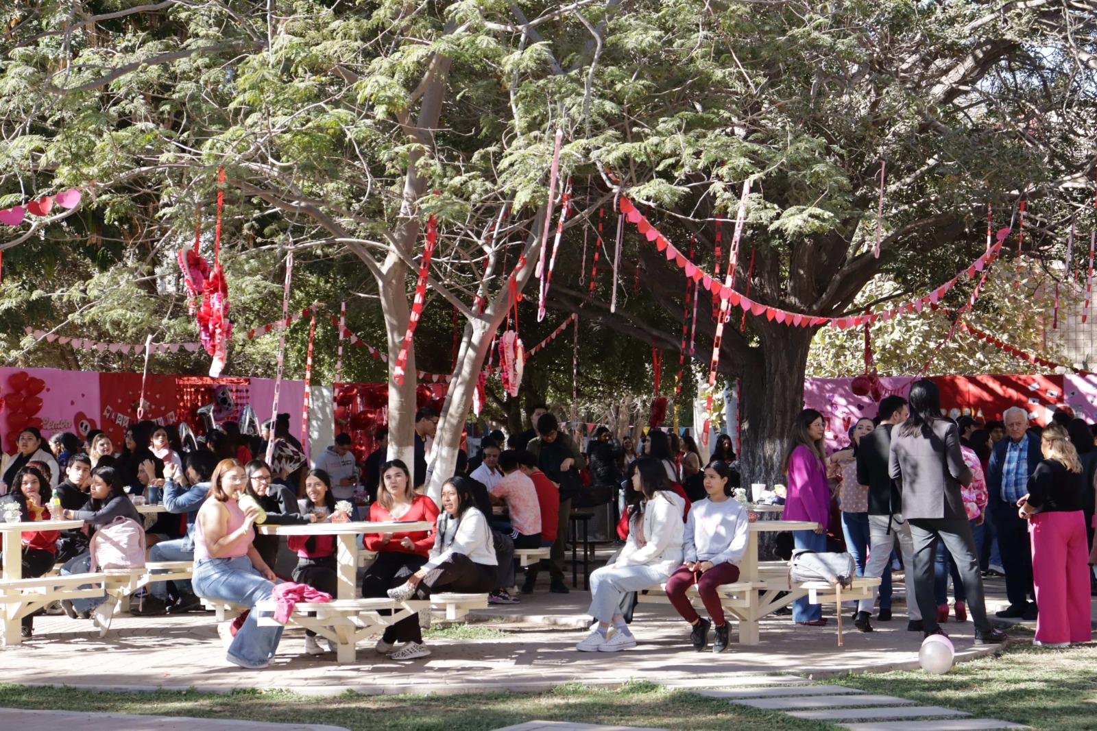 Jóvenes festejando San Valentín en su escuela.