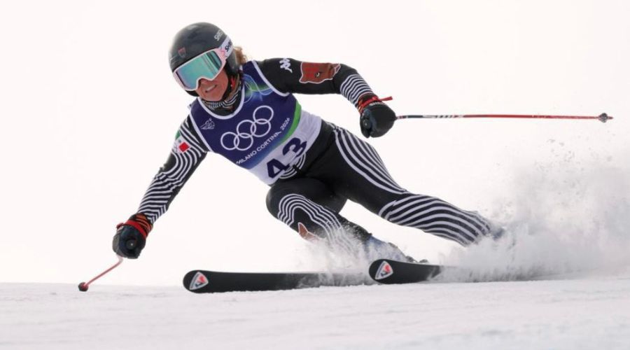 Sara Schleper en competencia de esquí alpino bajando una colina