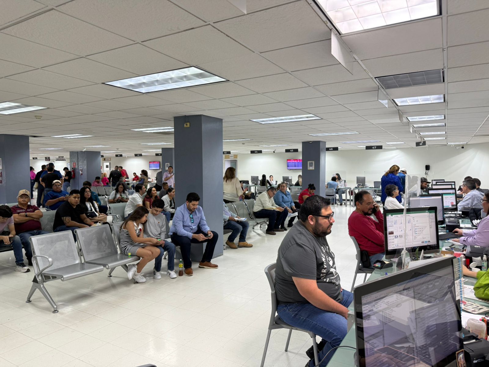 Oficinas de Sates y personas realizando tramites