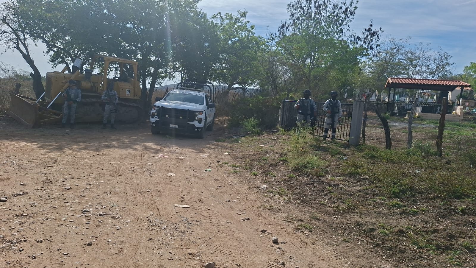 Elementos de seguridad asegurando parcela