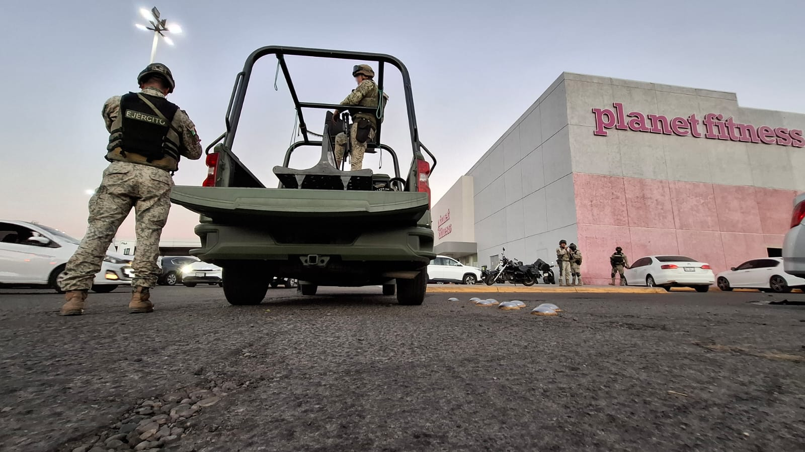 Aseguran cargador para arma larga y teléfono en plaza comercial
