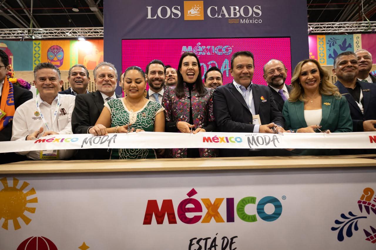 Cortando listón de inauguración