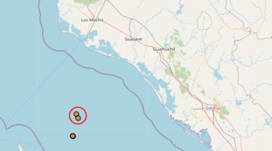 Mapa satelital de Sinaloa con un punto en el mar donde hubo un sismo