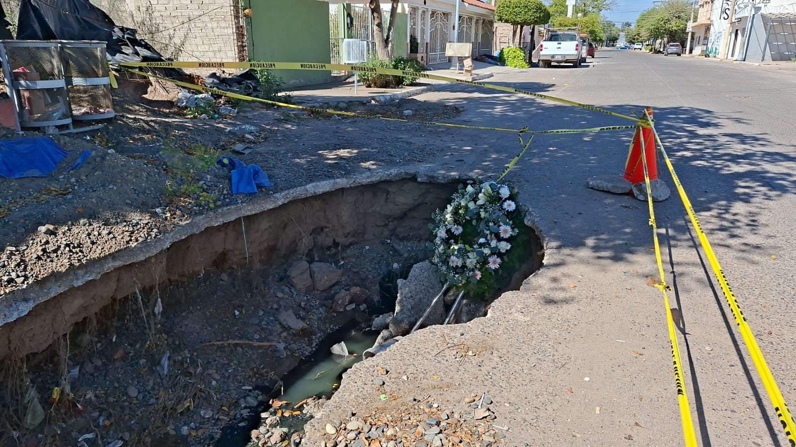 Colocan coronas y veladoras en el socavón donde murió el investigador de Ciidir