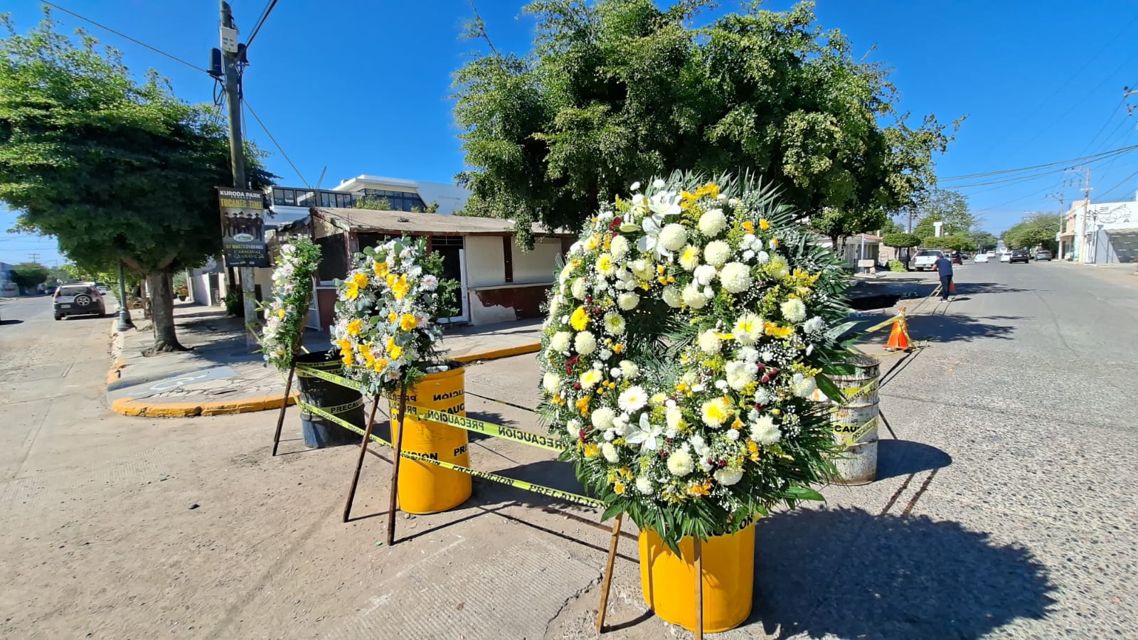 Colocan coronas y veladoras en el socavón donde murió el investigador de Ciidir