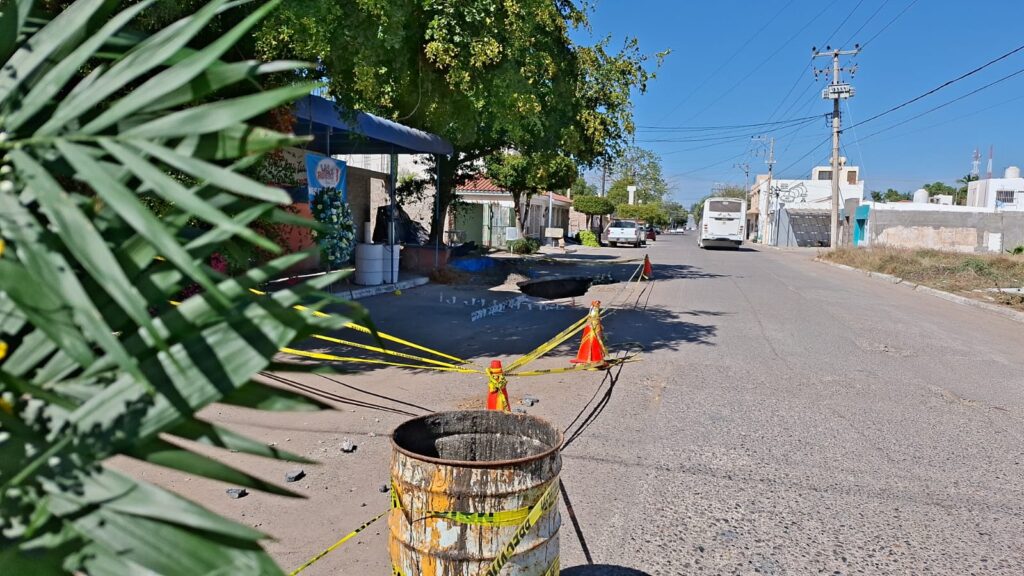 Colocan coronas y veladoras en el socavón donde murió el investigador de Ciidir