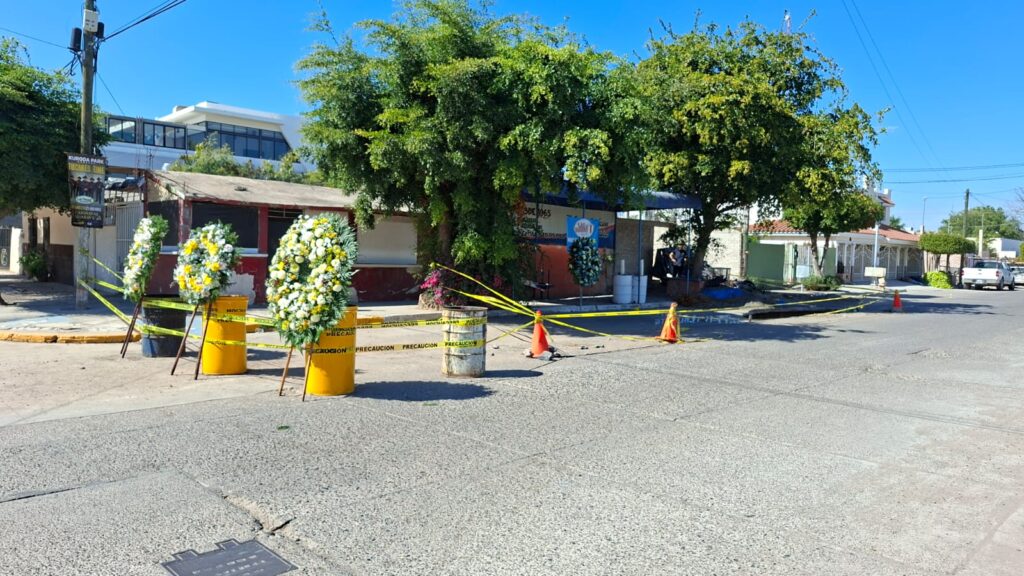 Colocan coronas y veladoras en el socavón donde murió el investigador de Ciidir