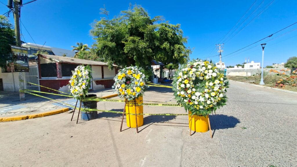 Colocan coronas y veladoras en el socavón donde murió el investigador de Ciidir