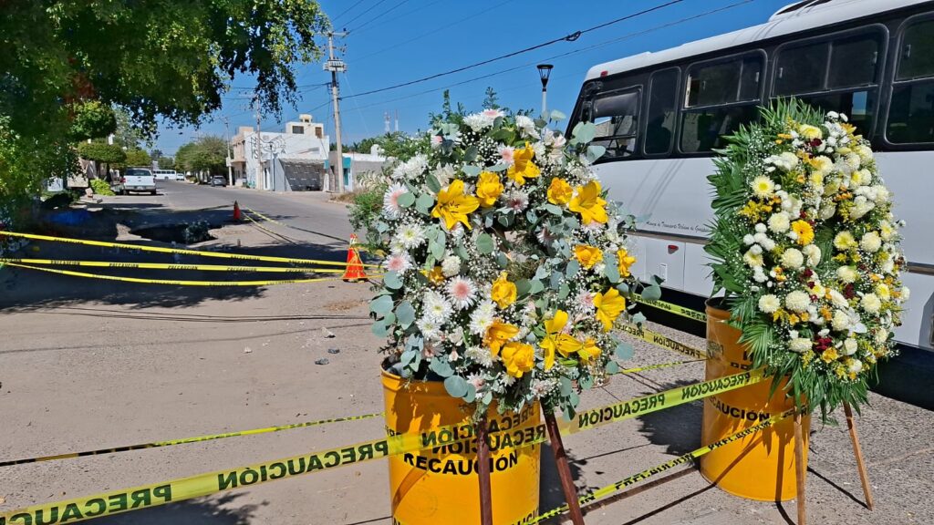 Colocan coronas y veladoras en el socavón donde murió el investigador de Ciidir