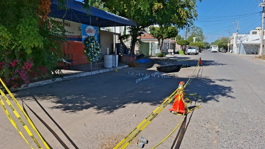Colocan coronas y veladoras en el socavón donde murió el investigador de Ciidir