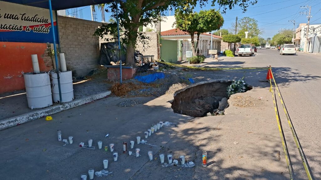 Colocan coronas y veladoras en el socavón donde murió el investigador de Ciidir