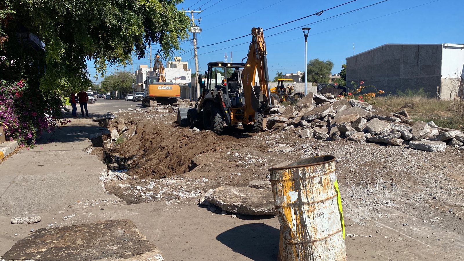 Maquinaria trabajando en el lugar del socavón.