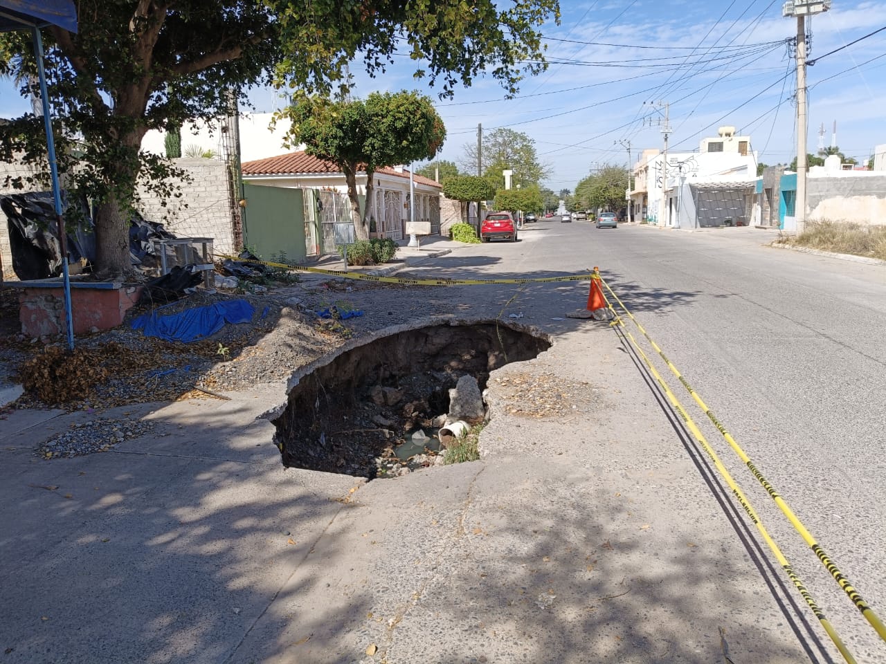 Evidencia perdida de carro que cayó a socavón