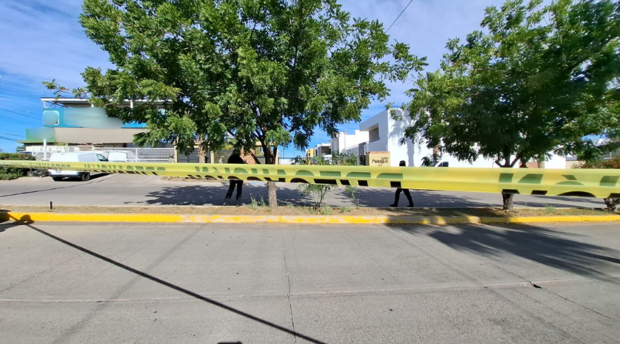 Cinta amarilla y detrás elementos de seguridad
