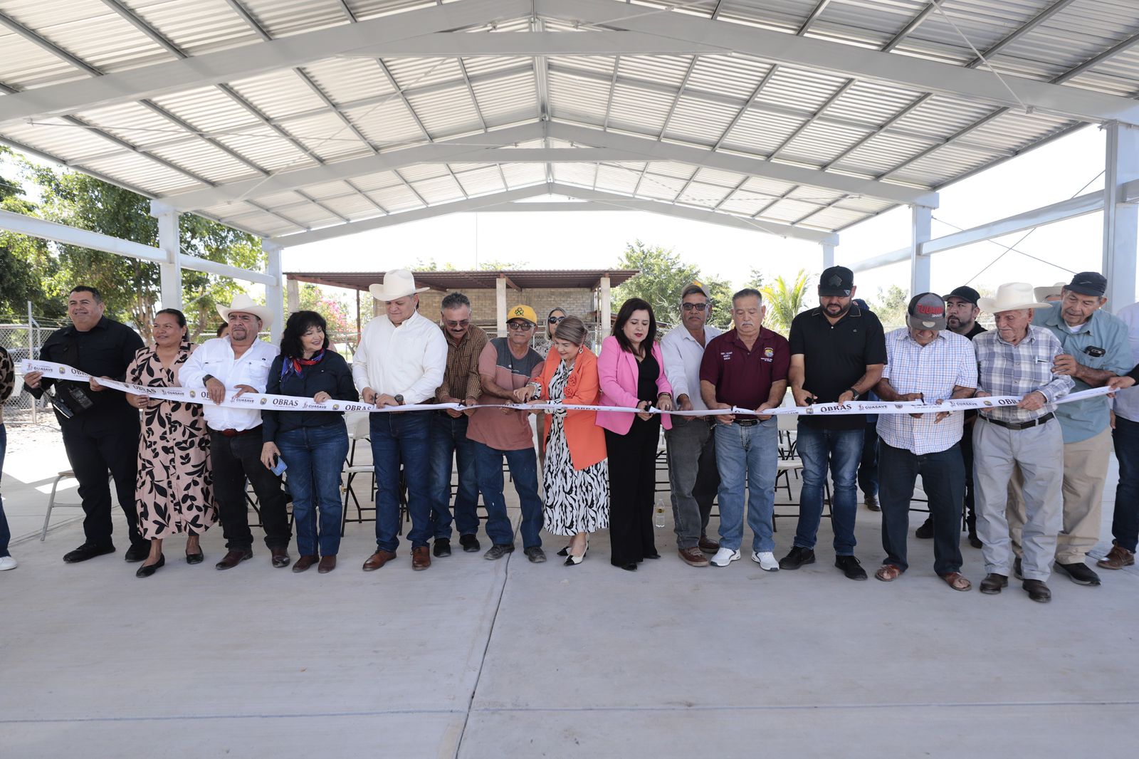 Autoridades y ciudadanos de Guasave con un listón en las manos para cortar, debajo de una techumbre