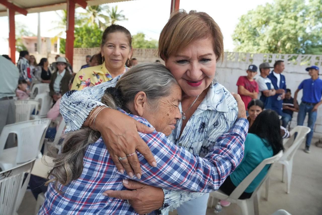 Tere Guerra abrazando a una mujer adulta