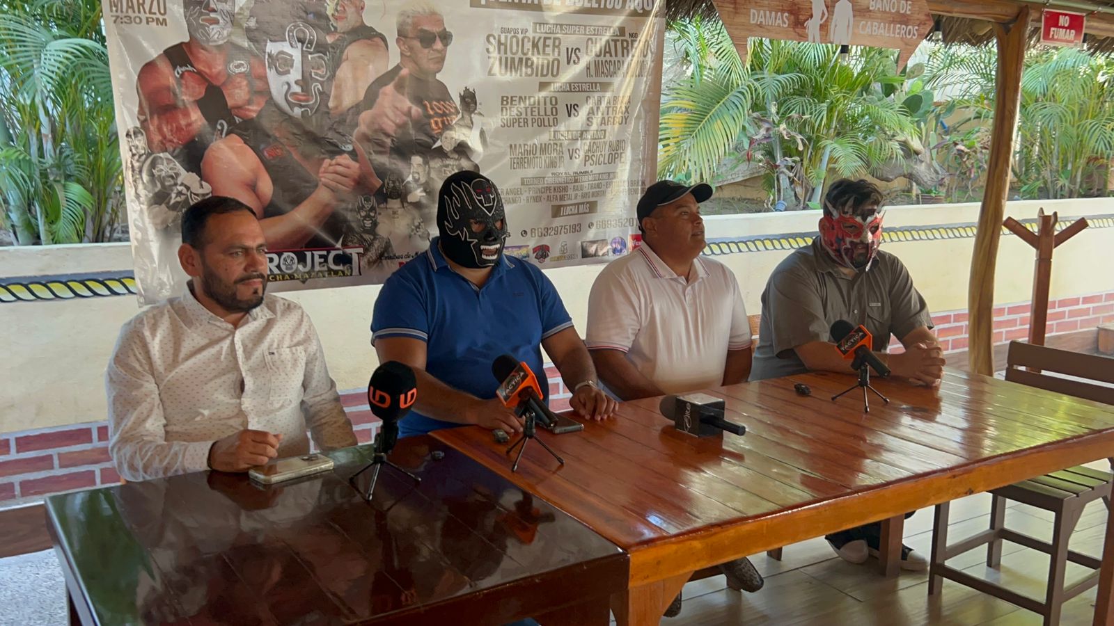 Comité organizador y luchadores en conferencia de prensa