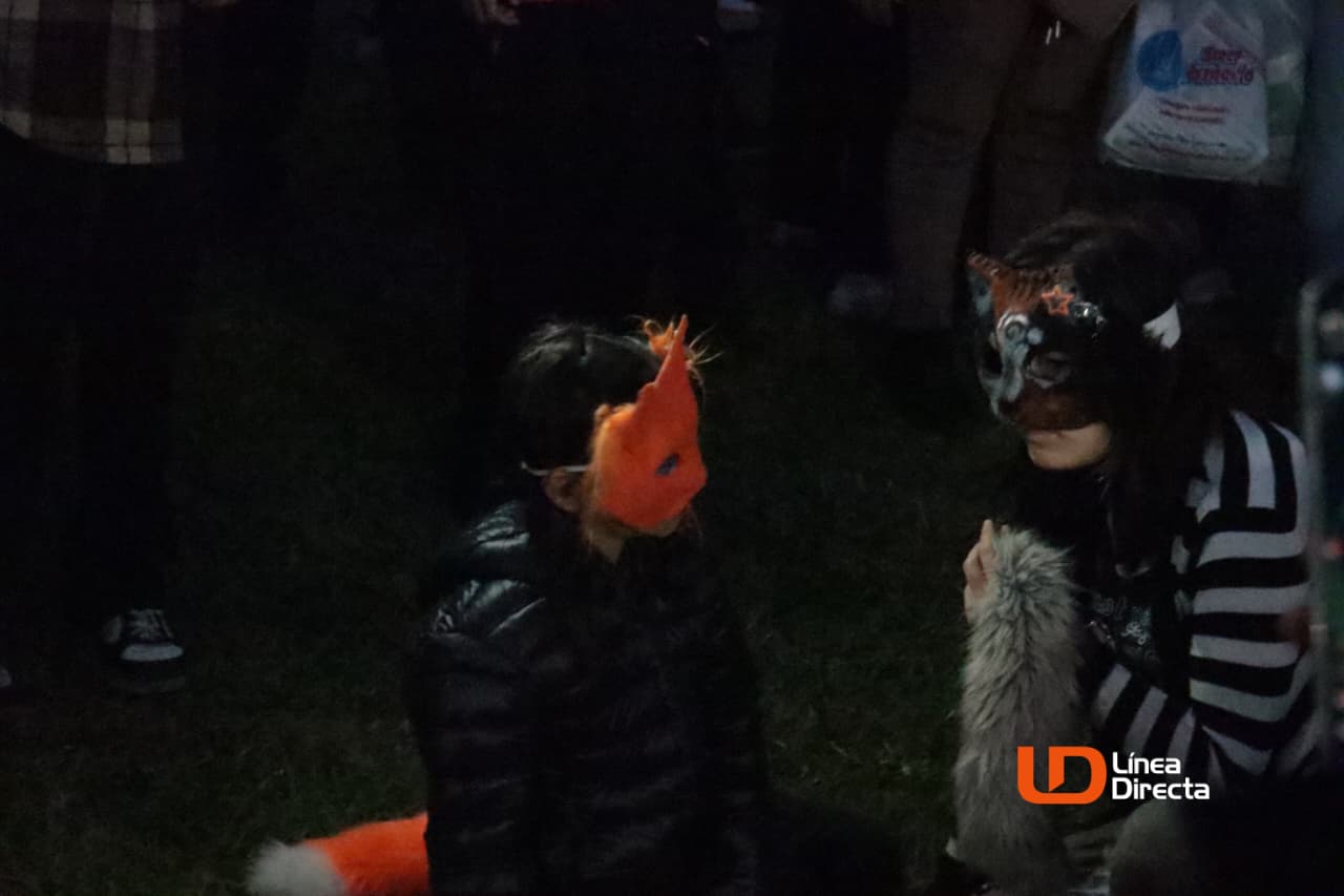 Dos personas con mascaras de animal arrodillados