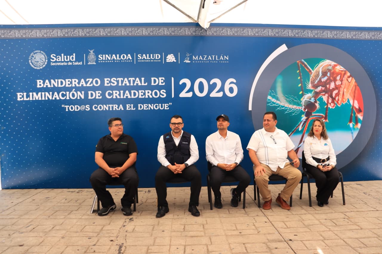 Autoridades de Salud Mazatlán sentados y detrás el cartel oficial de la campaña contra el dengue