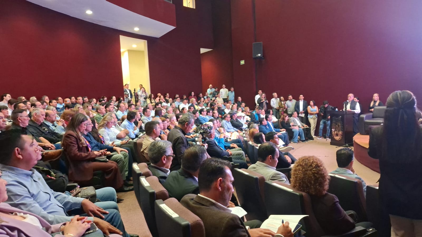 Personas escuchando discurso