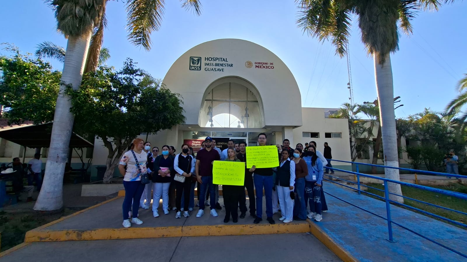 Trabajadores del IMSS Bienestar manifestándose a las afueras del Hospital General de Guasave.