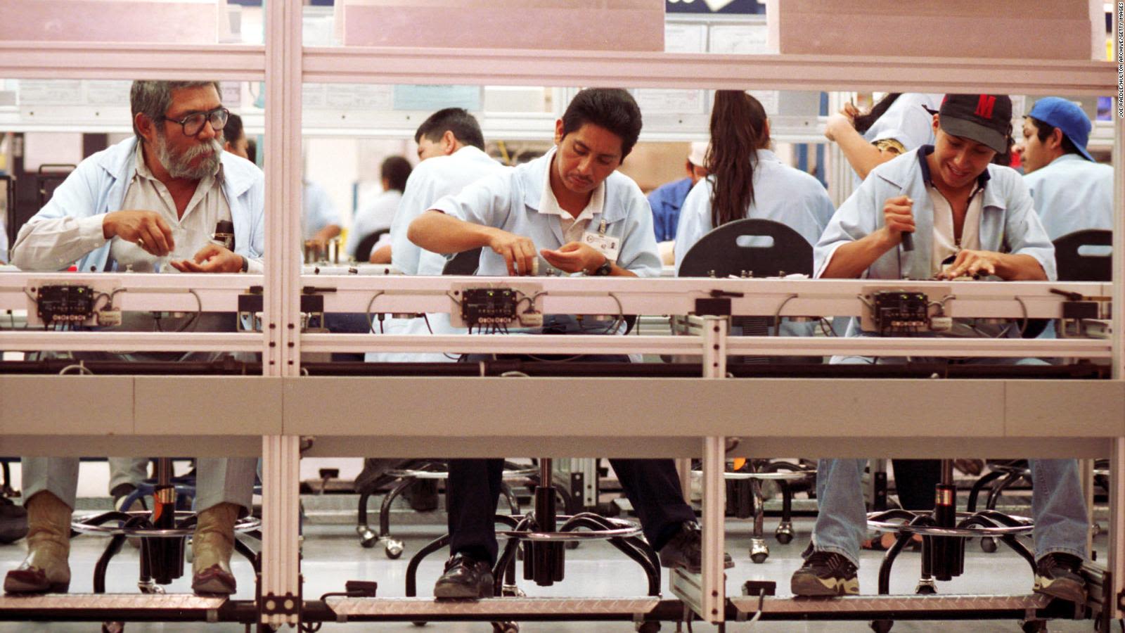 Personas trabajando en una maquila