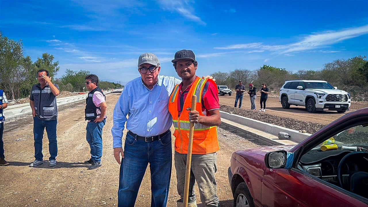 Rubén Rocha Moya en obra de construcción del Malecón Margen Izquierdo, en Culiacán