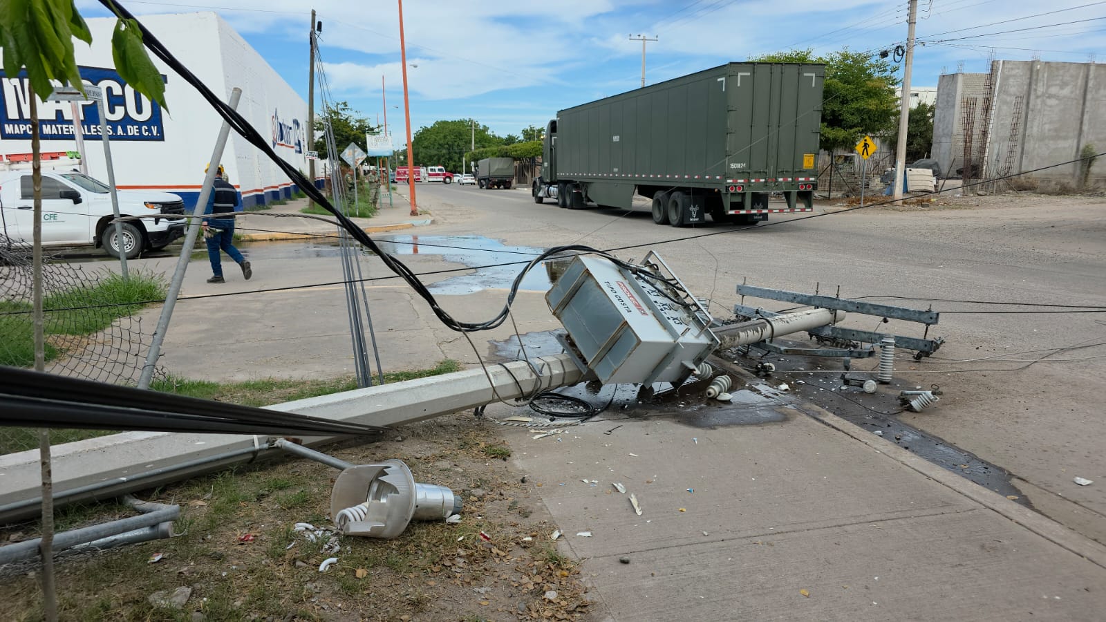 Tráiler militar derriba poste con transformador