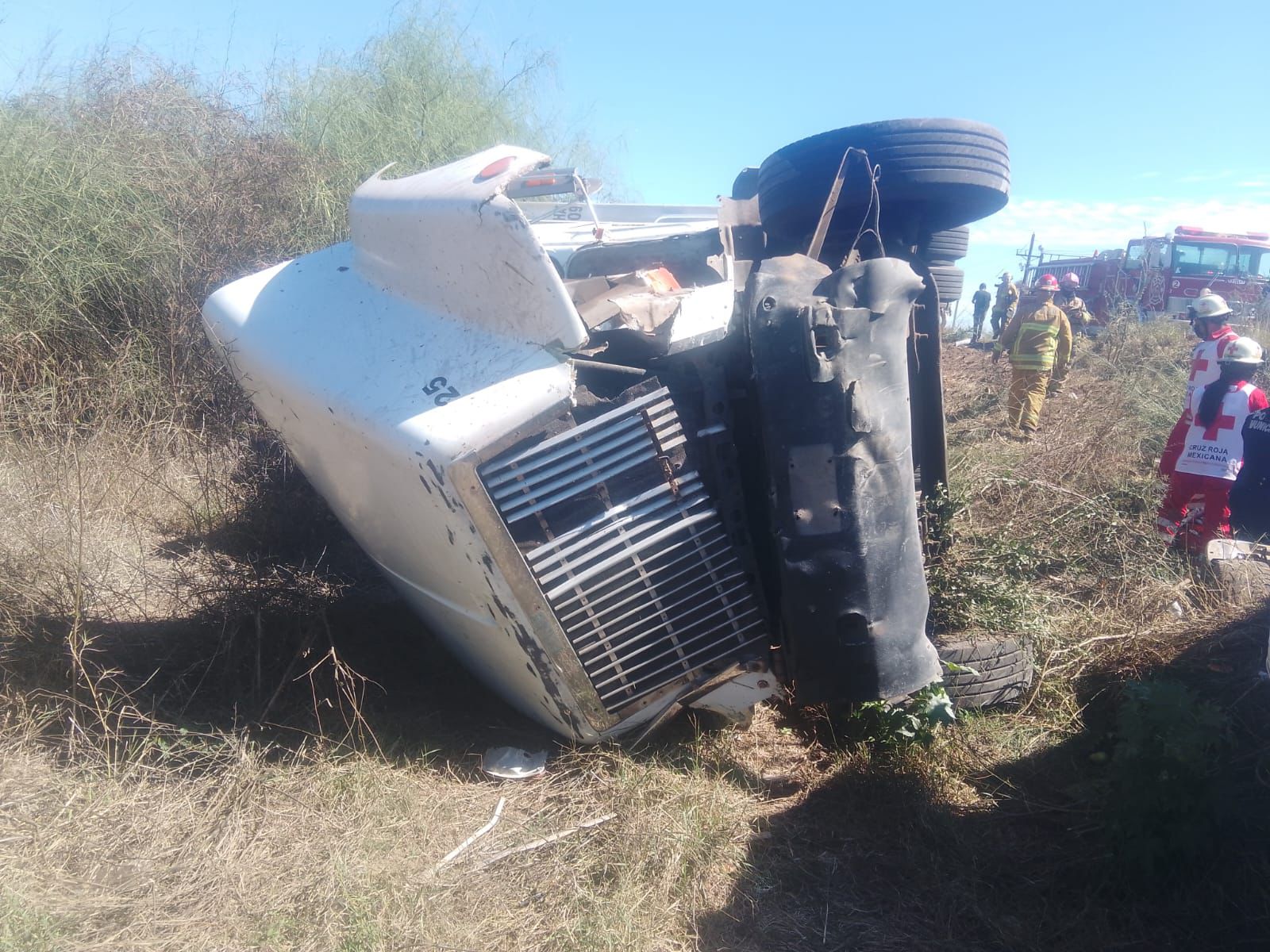 Trailer volcado y elementos de seguridad y apoyo supervisando