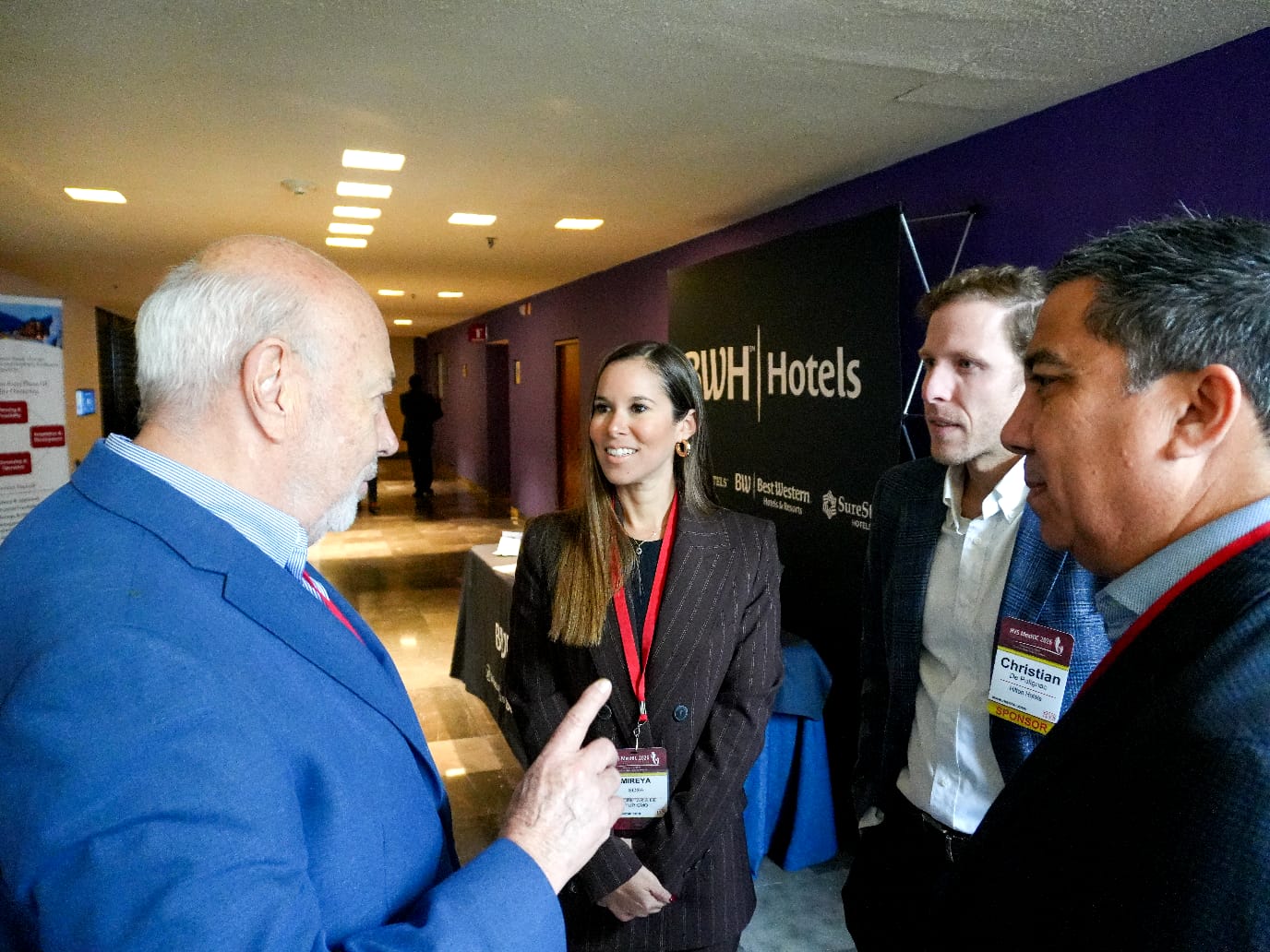 Autoridades de turismo Sinaloa e inversionistas hoteleros conversando