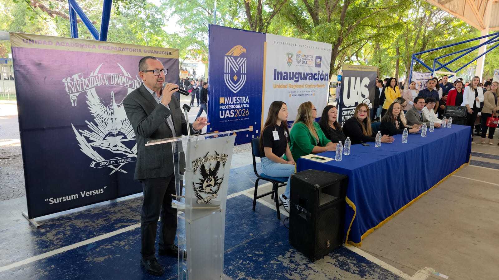 Personas en una conferencia en la UAS