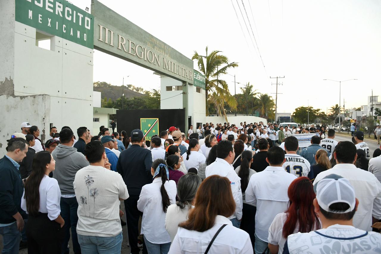 Personas afuera de la Tercera Región Militar en Mazatlán, Sinaloa