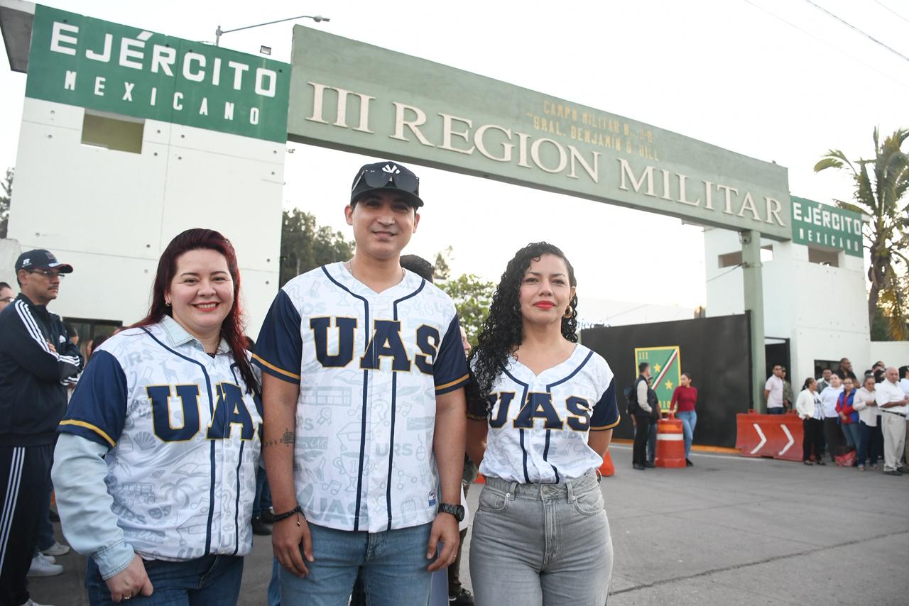 Estudiantes de la UAS afuera de la Tercera Región Militar en Mazatlán, Sinaloa