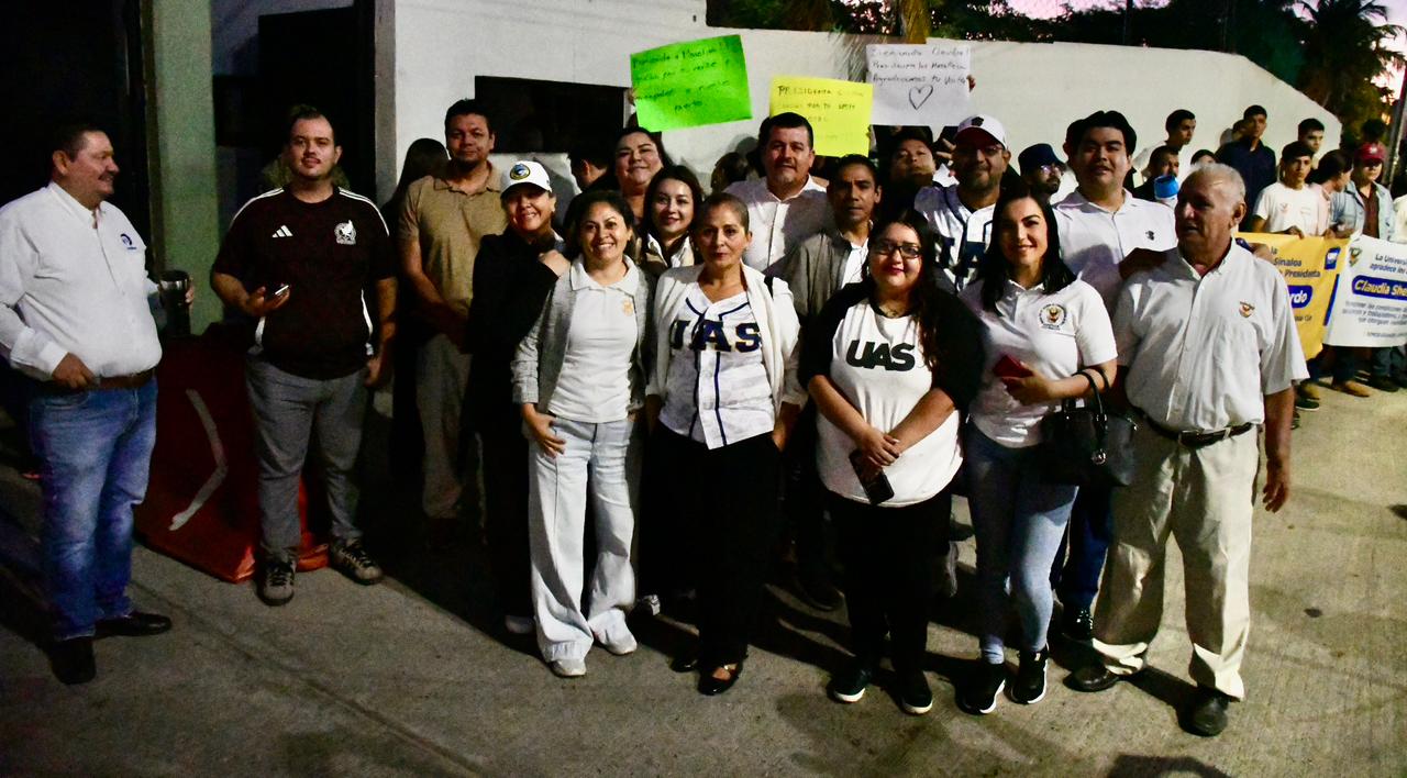 Estudiantes de la UAS afuera de la Tercera Región Militar en Mazatlán, Sinaloa