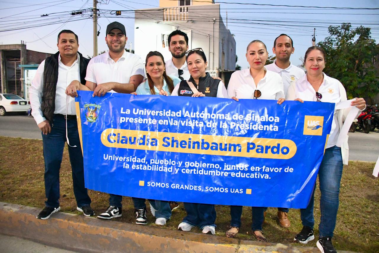 Personas con una manta reunidas