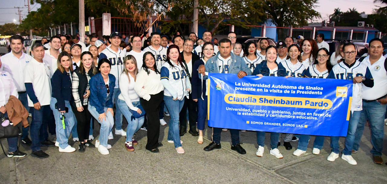 Personas con una manta reunidas