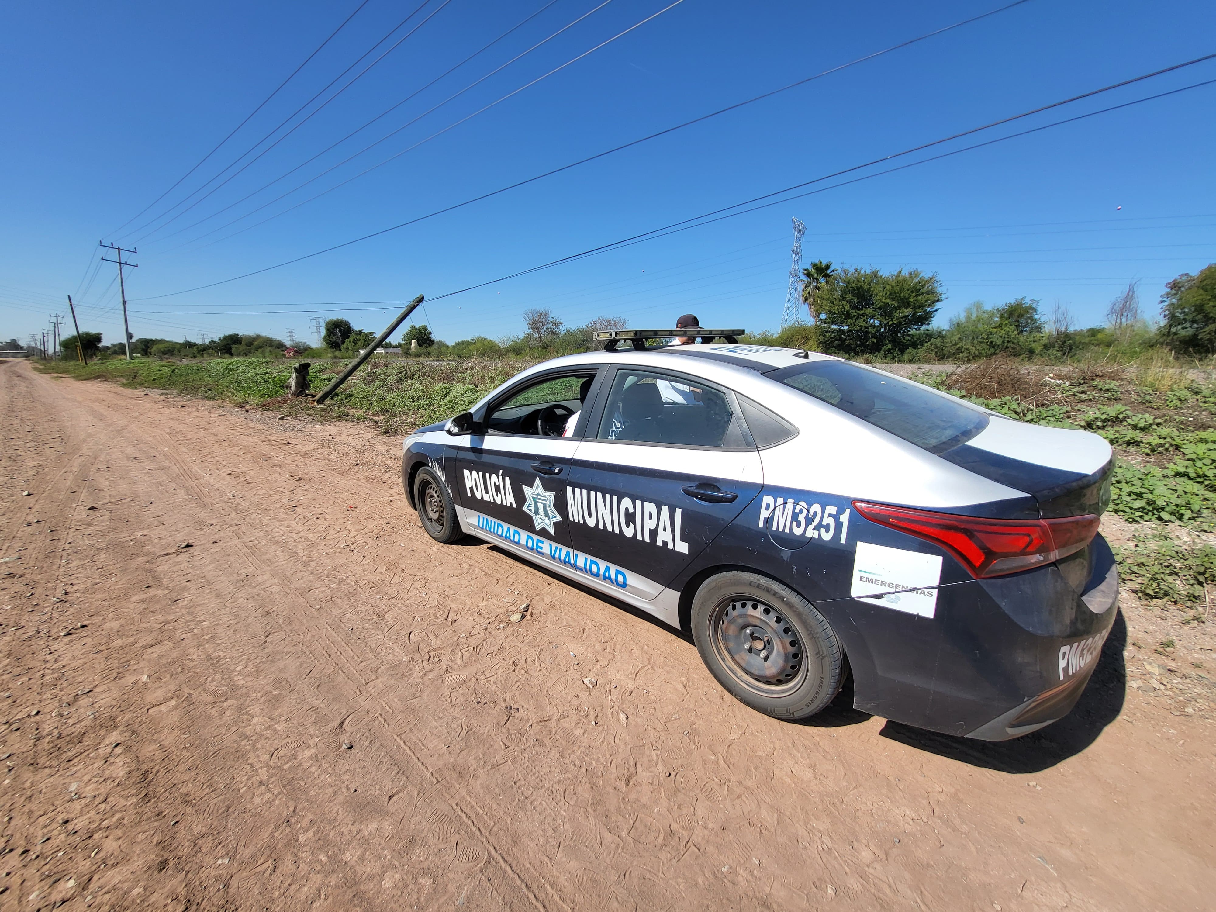 Patrulla de tránsito en un camino rural de día