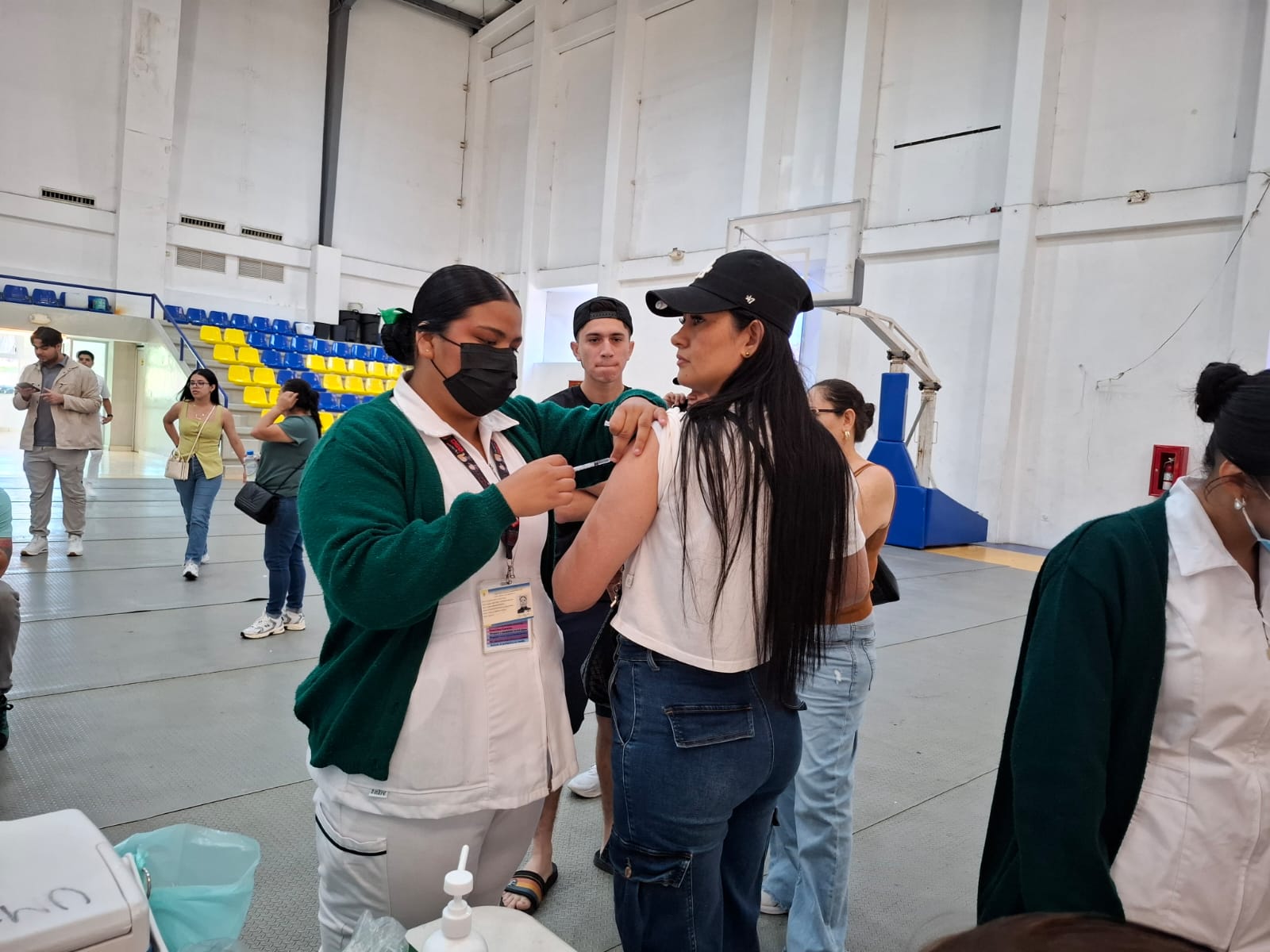 Persona vacunándose