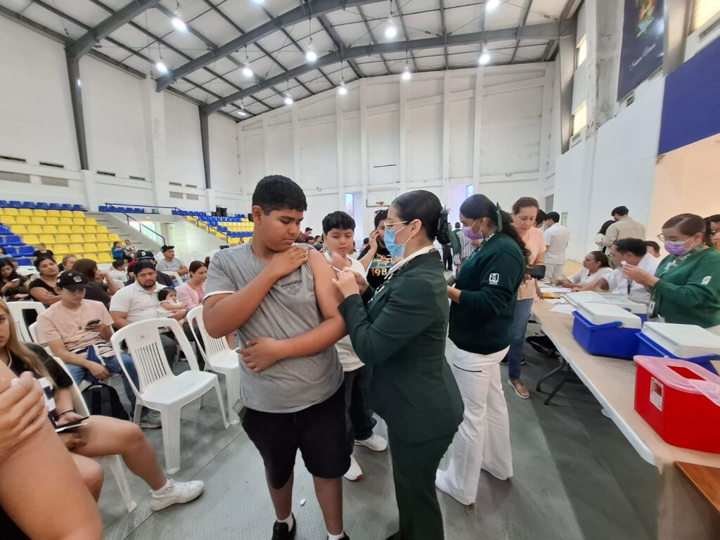Persona vacunándose