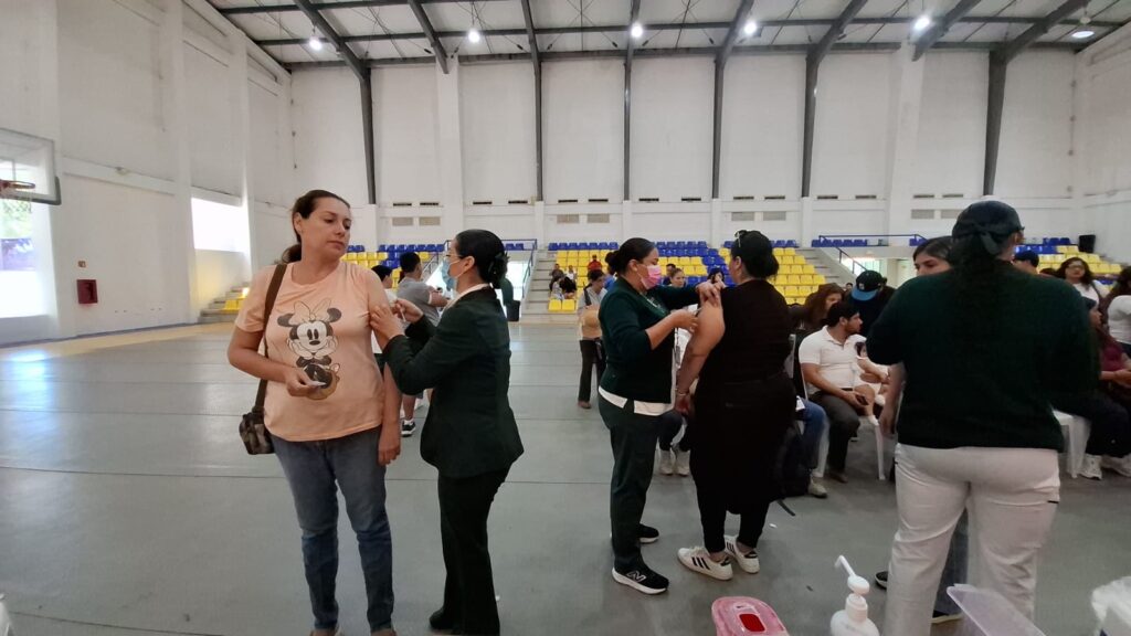 Persona vacunándose