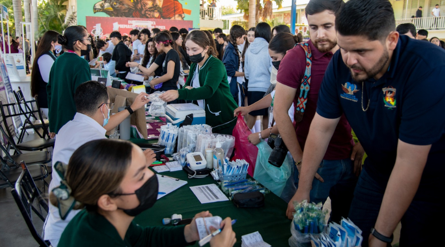 Vacunación en el evento Feria de la Salud en la escuela preparatoria Emiliano Zapata de la UAS