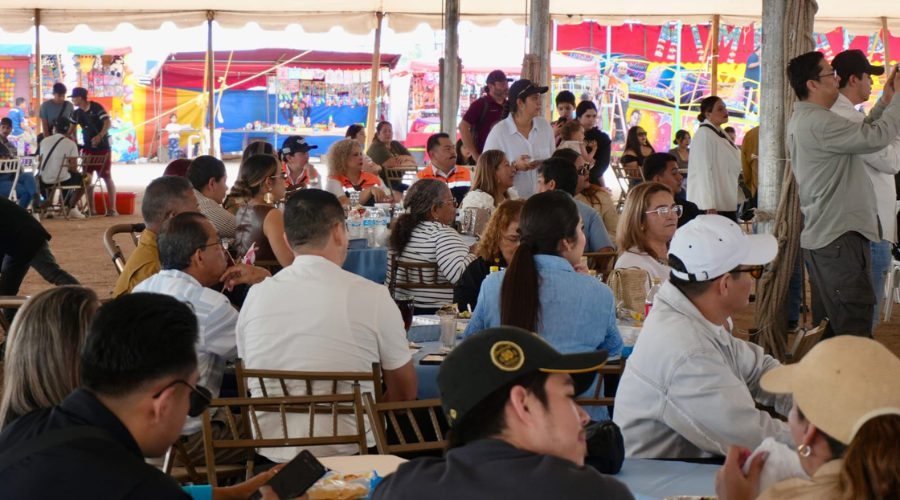 Personas sentadas en un restaurante